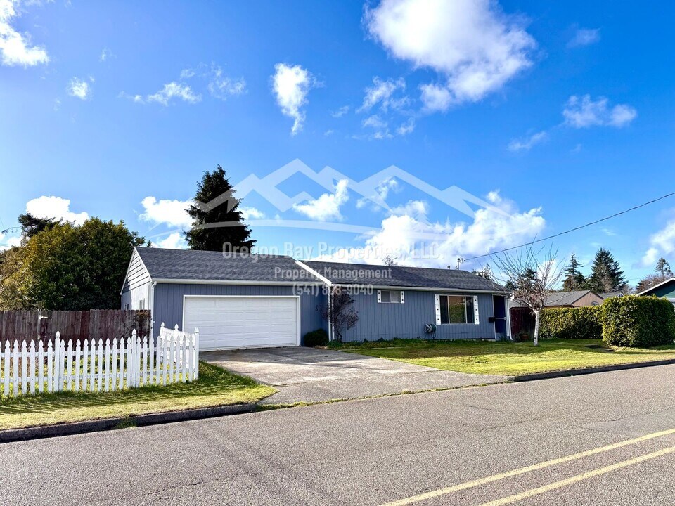 270 S Morrison St in Coos Bay, OR - Building Photo