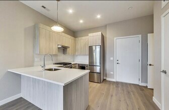 3757 N Sheffield Ave in Chicago, IL - Building Photo - Building Photo