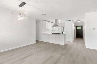 7707 Whitsun Dr in Austin, TX - Foto de edificio - Building Photo