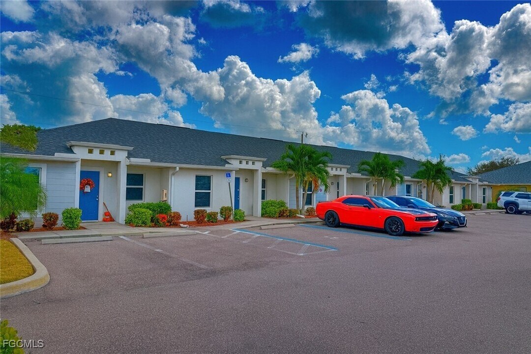 1631 SW 1st Ave in Cape Coral, FL - Building Photo