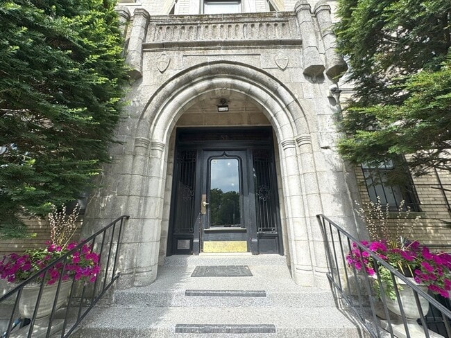 51 Park Dr in Boston, MA - Building Photo - Building Photo