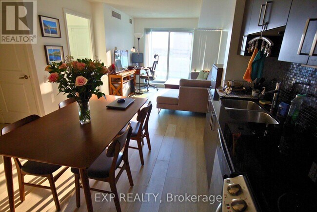 17 Anndale Dr in Toronto, ON - Building Photo - Building Photo