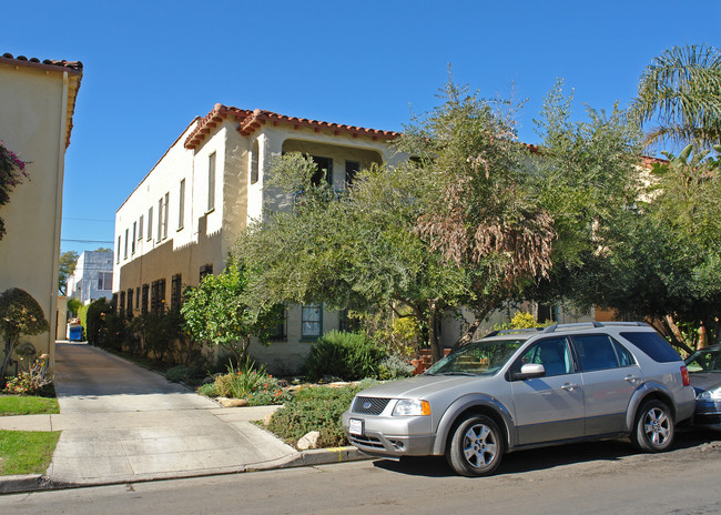 419 N Sierra Bonita Ave in Los Angeles, CA - Foto de edificio - Building Photo