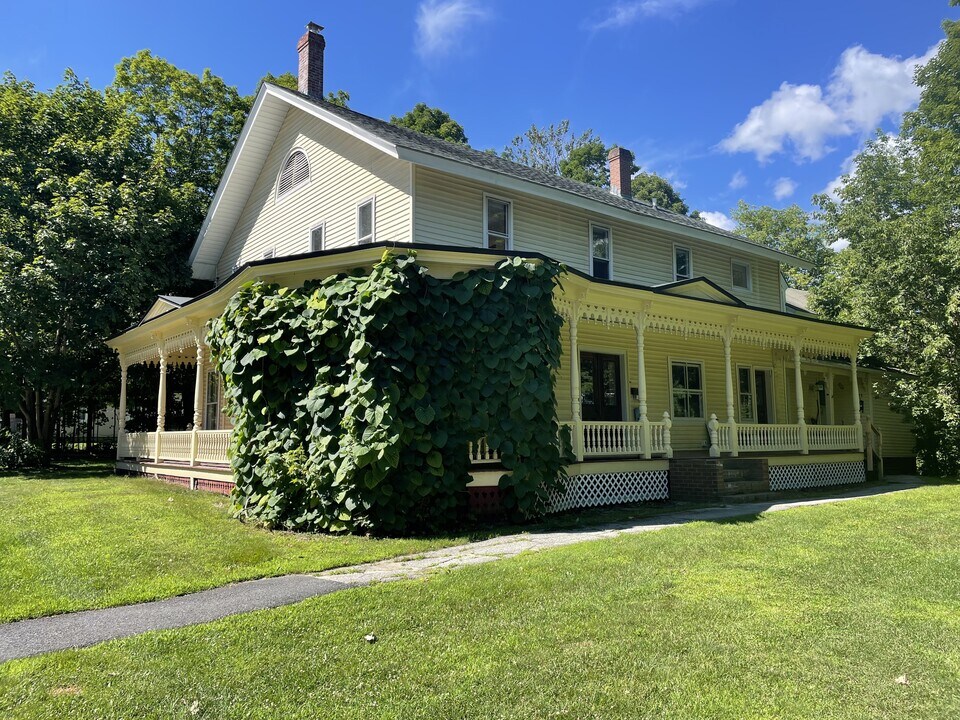 134 Central St, Unit 1 in Northfield, VT - Foto de edificio