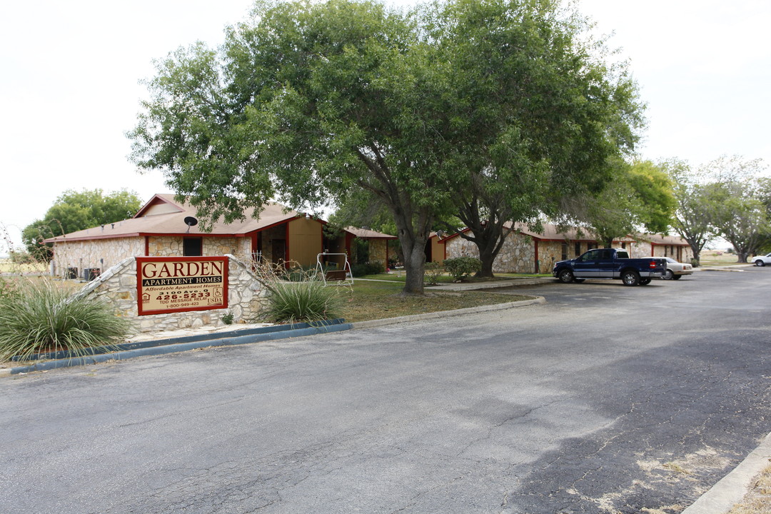 Garden Apartment Homes in Hondo, TX - Building Photo