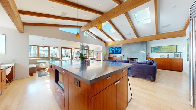 property at 3205 Bayview Dr