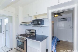 2534 E Manoa Rd in Honolulu, HI - Building Photo - Building Photo