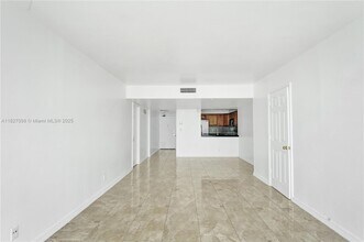 20335 W Country Club Dr, Unit 2210 in Aventura, FL - Building Photo - Building Photo