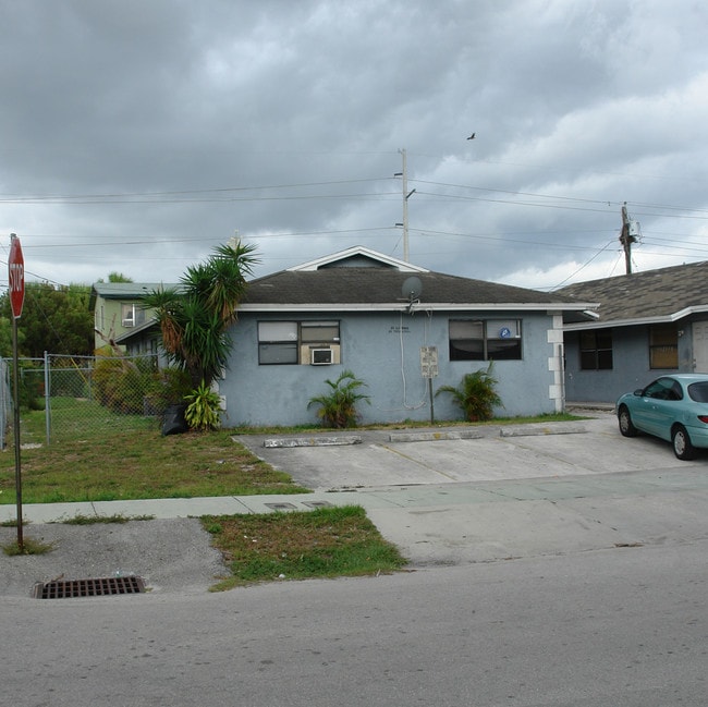 2500-2502 Franklin Park Dr in Fort Lauderdale, FL - Foto de edificio - Building Photo