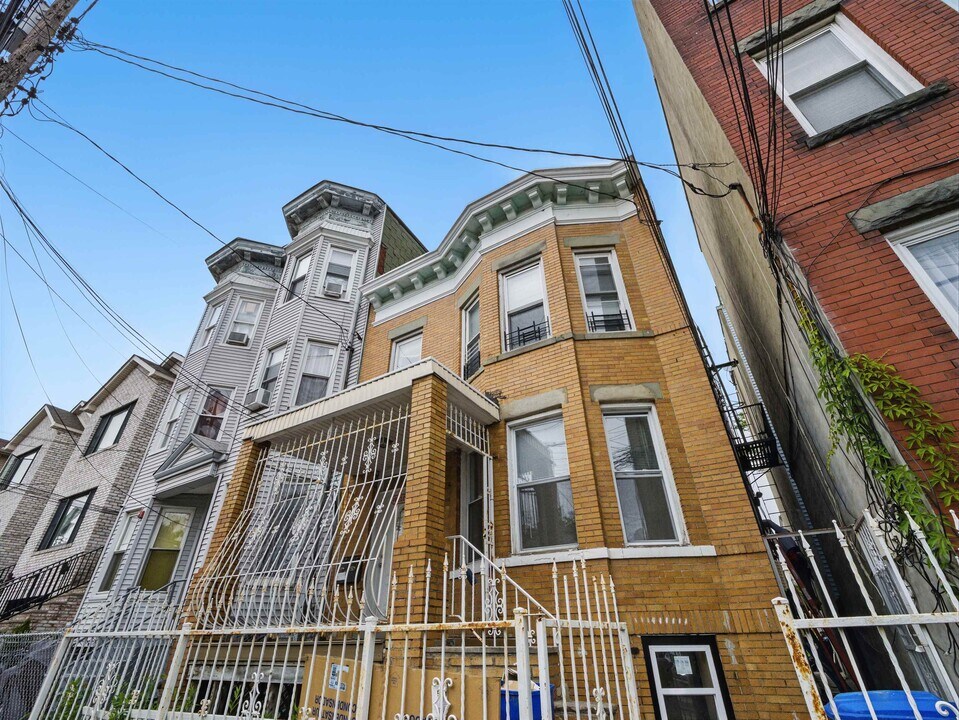 22 Grace St in Jersey City, NJ - Building Photo