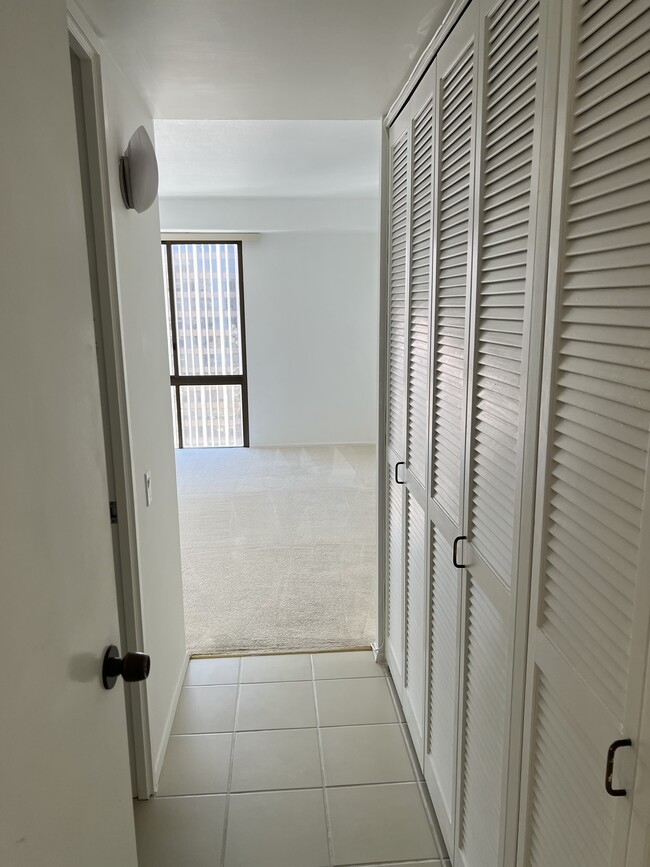 700 Richards St, Unit 2406 in Honolulu, HI - Foto de edificio - Building Photo