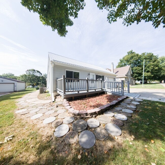 213 N Dwight St in Conrad, IA - Building Photo - Building Photo