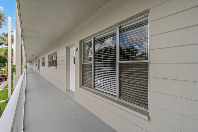 2071 Australia Way W in Clearwater, FL - Foto de edificio - Building Photo
