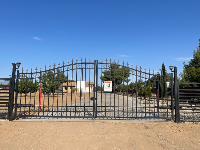 8560 Oakwood Ave in Hesperia, CA - Building Photo - Building Photo