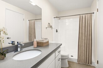 Cahuenga Heights in Los Angeles, CA - Foto de edificio - Building Photo