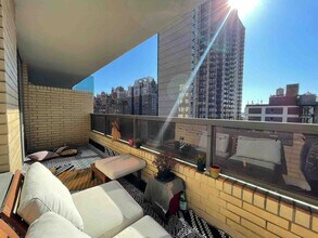 330 E 38th St in New York, NY - Foto de edificio - Building Photo