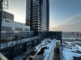 395 Square One Dr in Mississauga, ON - Building Photo