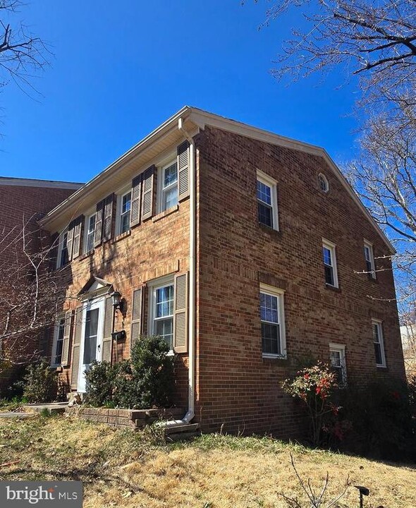 1408 Deerfield Ln in Woodbridge, VA - Foto de edificio