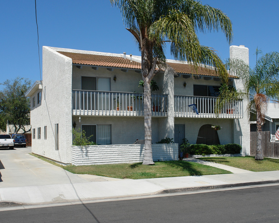 16811 Green St in Huntington Beach, CA - Foto de edificio