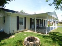 10 Eastgate Dr in Verona, VA - Foto de edificio - Building Photo