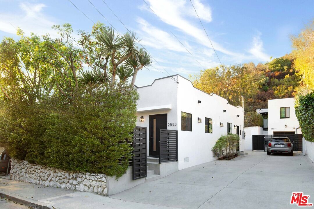 2553 Glen Green St in Los Angeles, CA - Building Photo