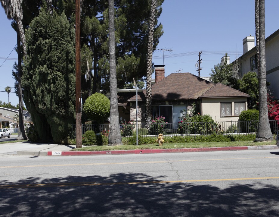 13223-13225 Moorpark St in Sherman Oaks, CA - Building Photo