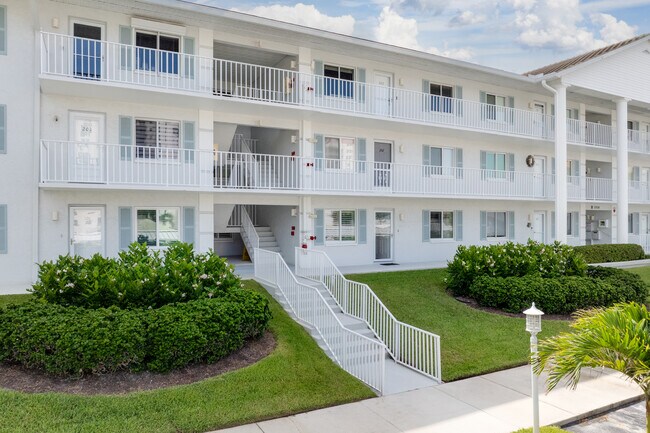 10684 Gulf Shore Dr in Naples, FL - Building Photo - Building Photo