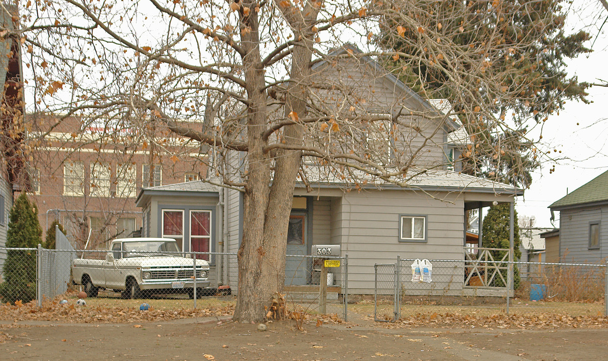 303 S 3rd St in Yakima, WA - Foto de edificio