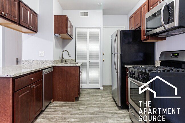 3702 N Sheffield Ave, Unit 407 in Chicago, IL - Building Photo - Building Photo