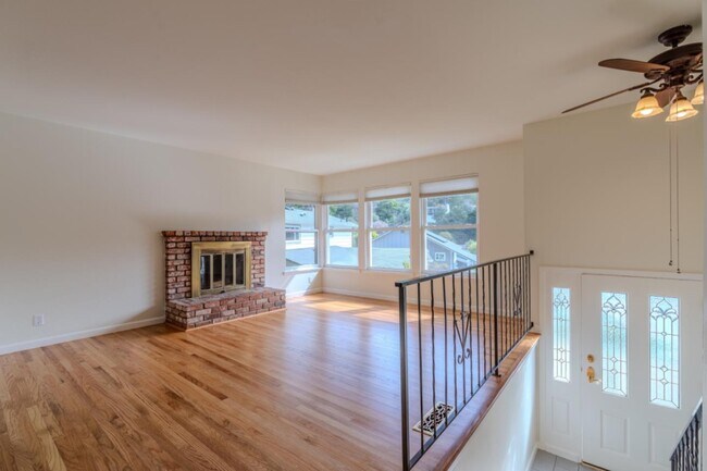 22 Tioga Way in Pacifica, CA - Foto de edificio - Building Photo