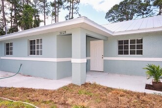 3825 Hollycrest St in Ft. Myers, FL - Building Photo - Building Photo