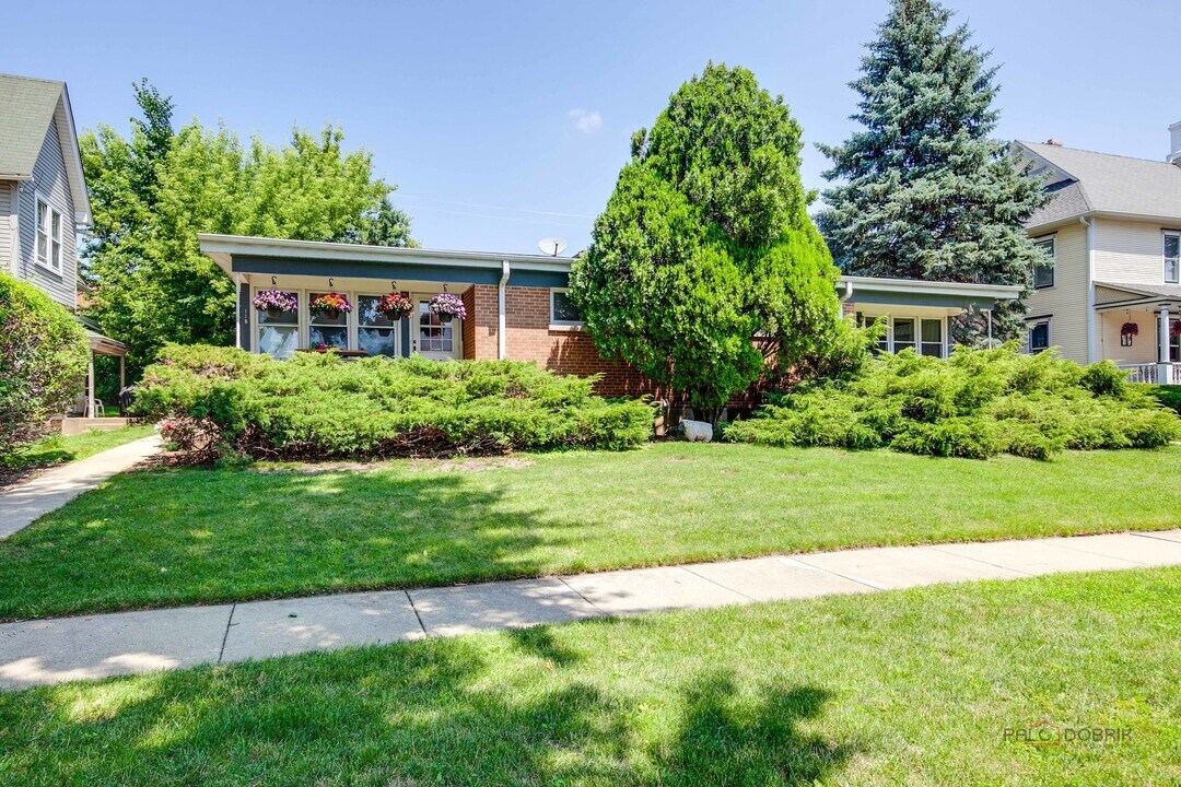 120 Broadway St in Libertyville, IL - Building Photo