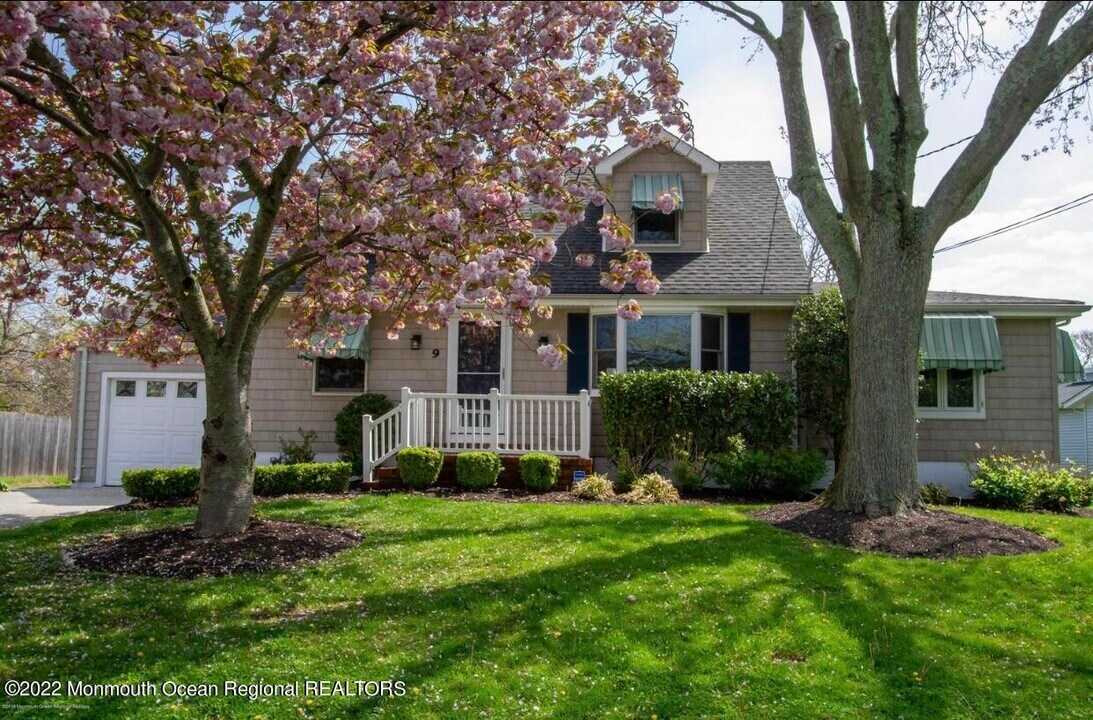 9 West St in Monmouth Beach, NJ - Building Photo