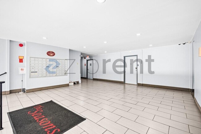 5851 Quantrell Ave in Alexandria, VA - Foto de edificio - Building Photo