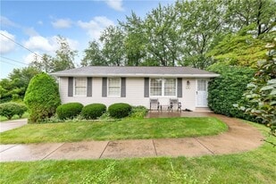 236 Cresthaven Ln in Pittsburgh, PA - Building Photo