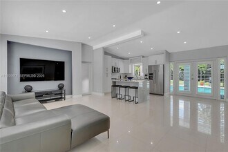 8015 SW 136th St in Miami, FL - Foto de edificio - Building Photo