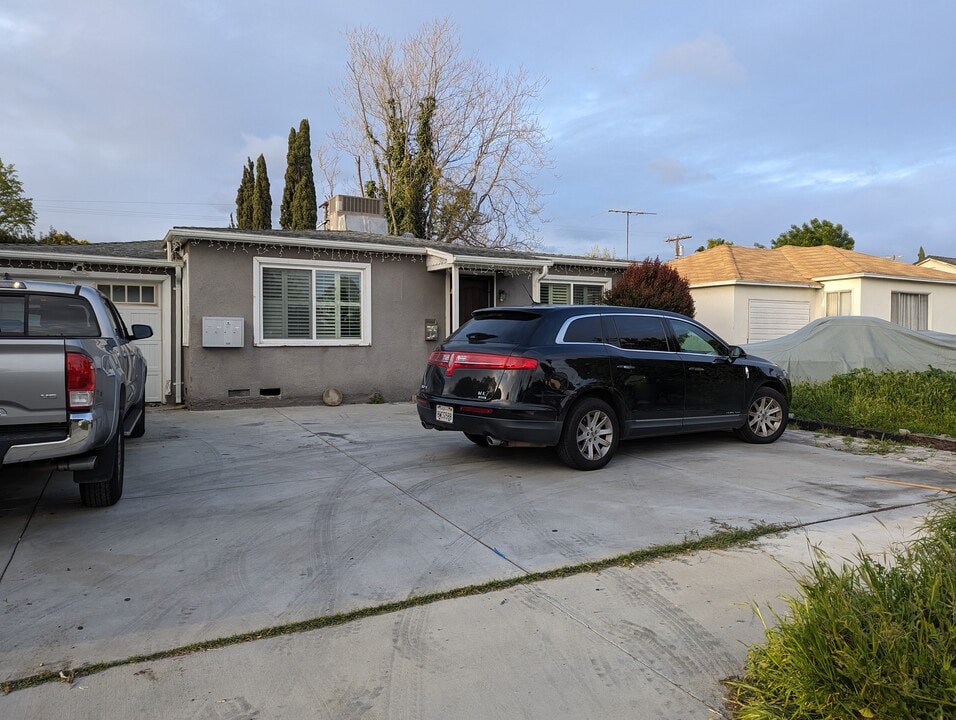 16045 Leadwell St in Van Nuys, CA - Foto de edificio