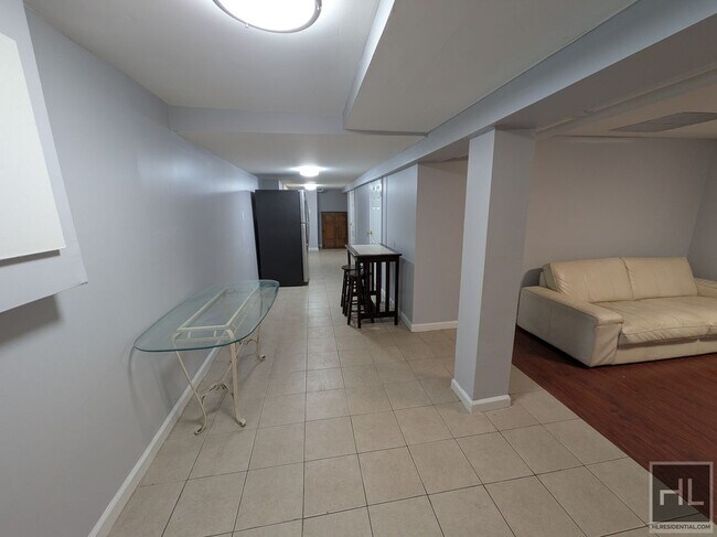 335 Jerome St, Unit BASEMENT in Brooklyn, NY - Foto de edificio - Building Photo