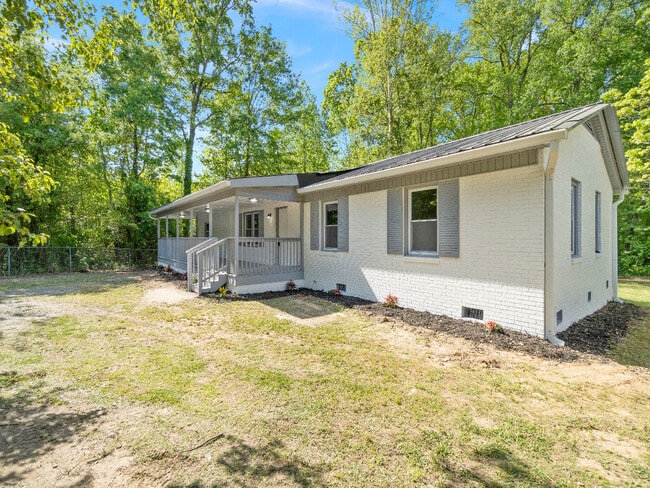 128 Sunset Ln in Bessemer City, NC - Building Photo - Building Photo