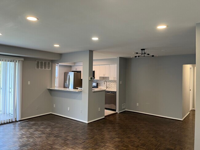 317 Homeland Southway, Unit 2A in Baltimore, MD - Foto de edificio - Building Photo