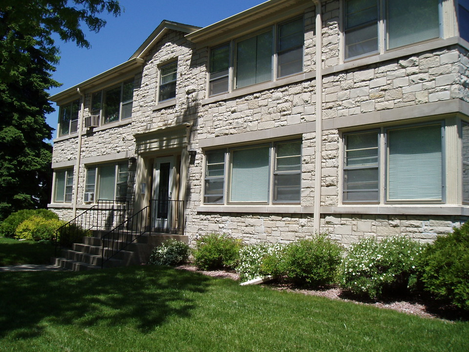 5211 N Santa Monica Blvd, Unit 4 in Whitefish Bay, WI - Foto de edificio