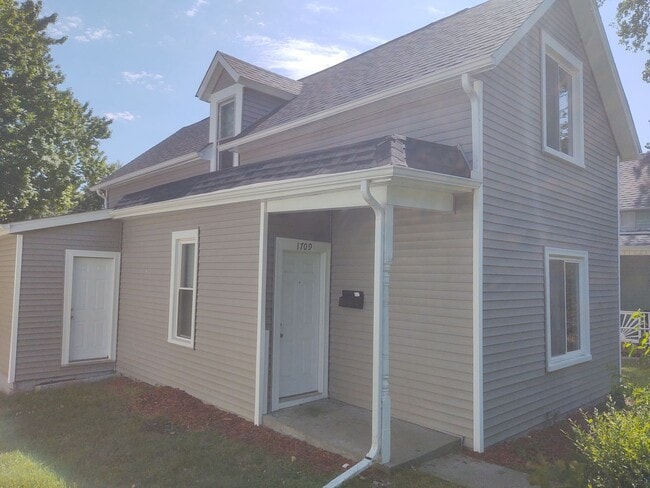 property at 1709 W 9th St