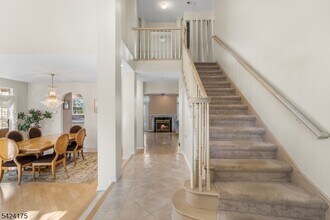 70 Hartley Ln in Bernards, NJ - Foto de edificio - Building Photo