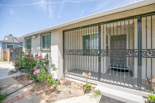 10430 Langdon Ave in Mission Hills, CA - Building Photo - Building Photo