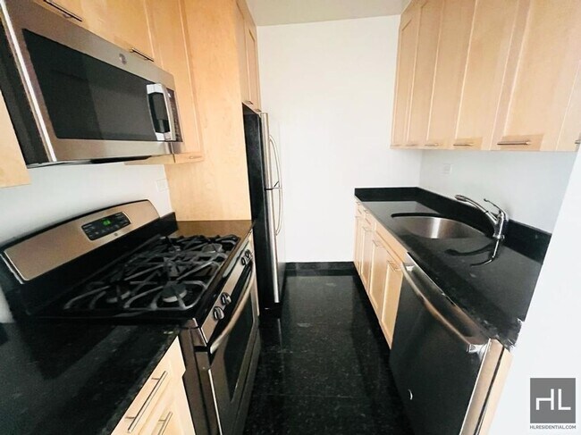 W 87th St in New York, NY - Building Photo - Building Photo