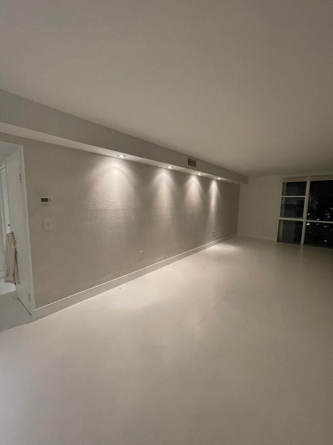 3625 N Country Club Dr, Unit 2603 in Aventura, FL - Building Photo - Building Photo