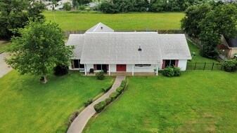 5001 Glenhaven Dr in Baytown, TX - Building Photo