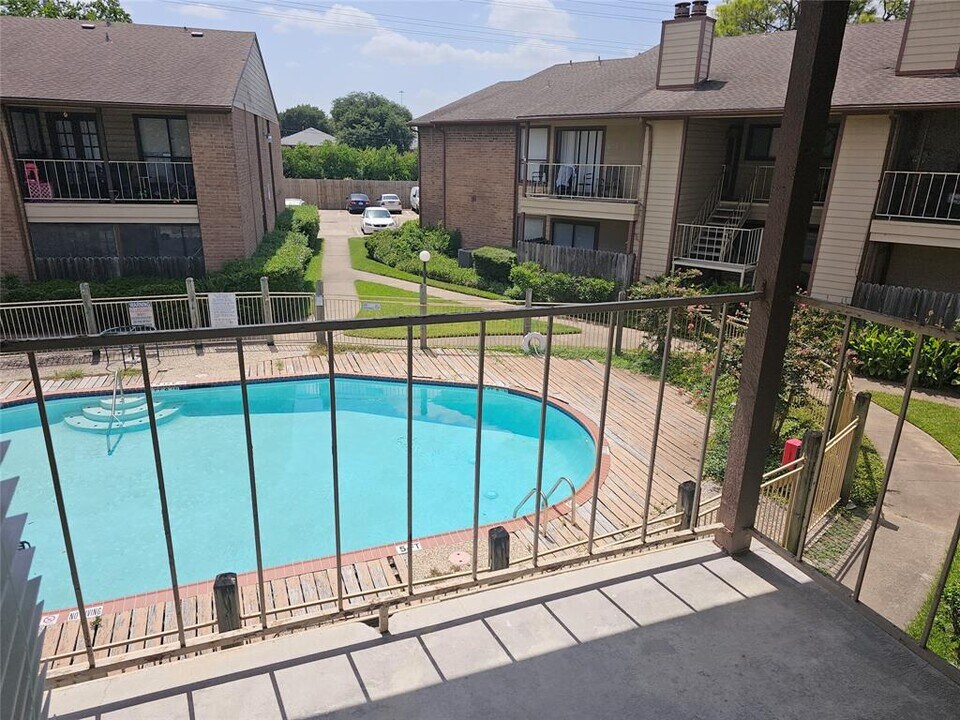 9000 Bissonnet St in Houston, TX - Building Photo