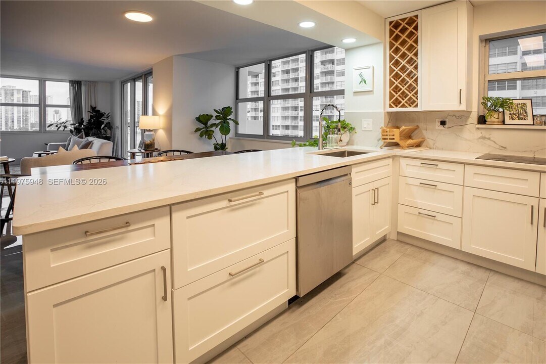 2750 NE 183rd St in Aventura, FL - Building Photo