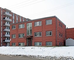 180 Nipigon St in Oshawa, ON - Building Photo
